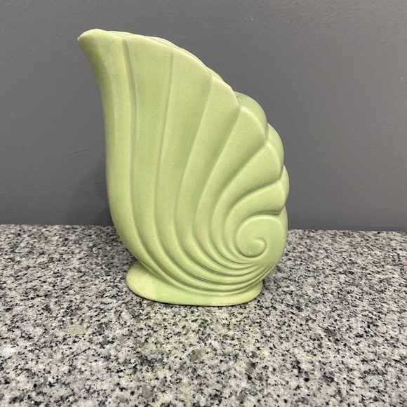 unbranded Other - Elegant Green Shell Vase